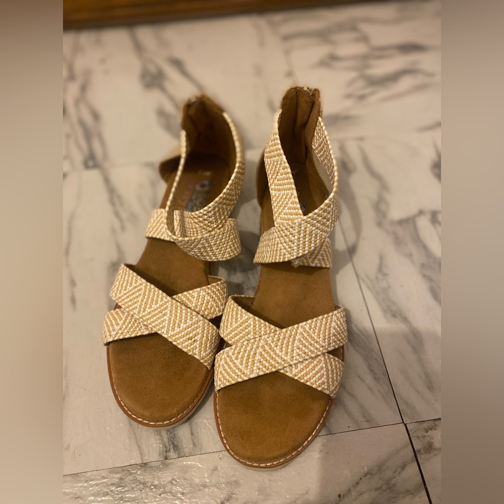 Skechers Women's Cream and Tan Sandals